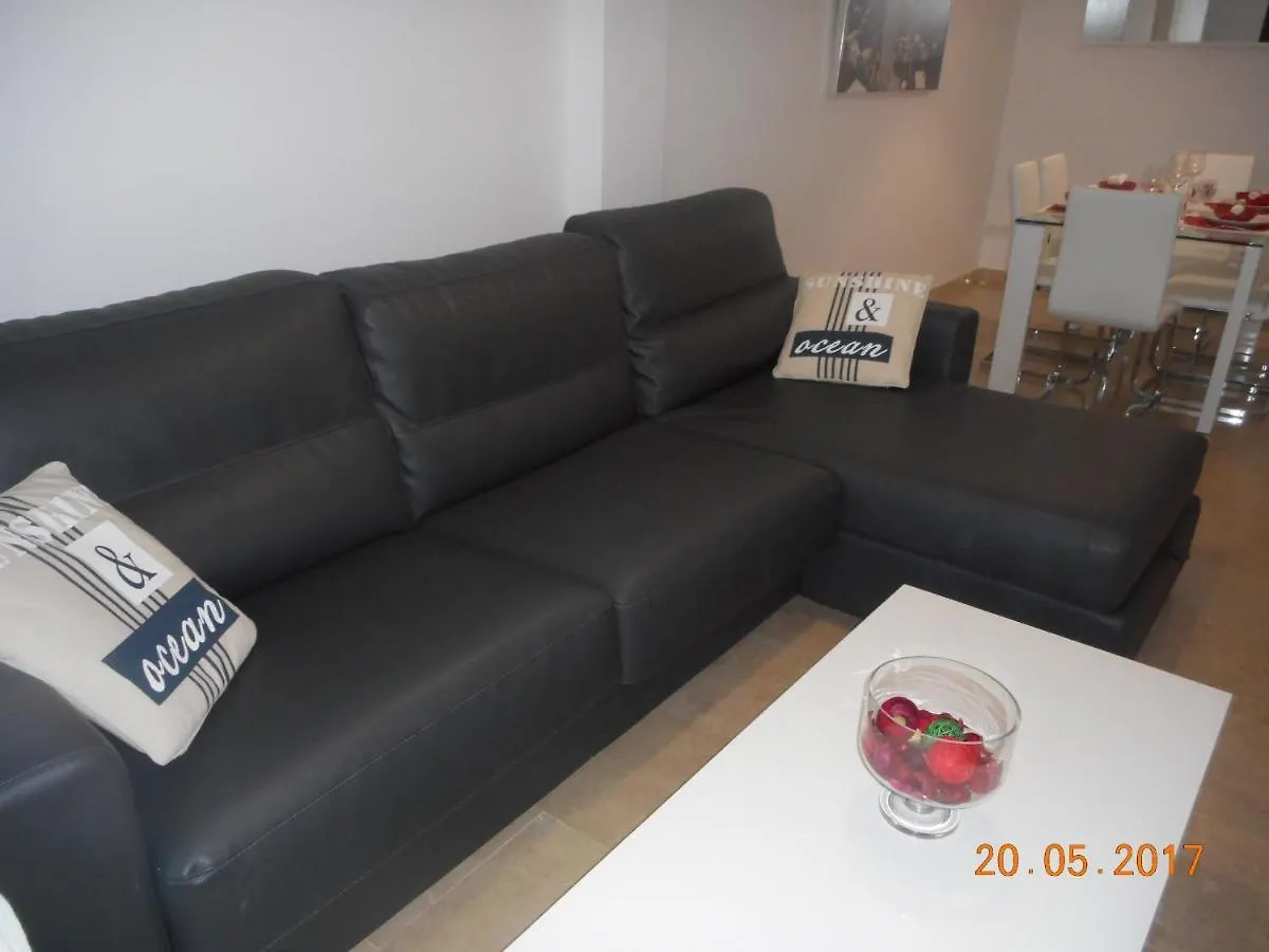 2105-Apt 2 Bedrooms, On The Beach, Port View, Pool مانيلفا 0*,  إسبانيا