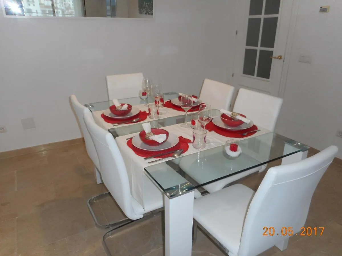 2105-Apt 2 Bedrooms, On The Beach, Port View, Pool مانيلفا شقة