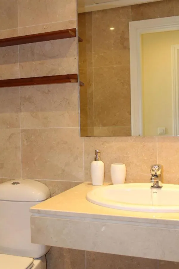 2105-Apt 2 Bedrooms, On The Beach, Port View, Pool مانيلفا