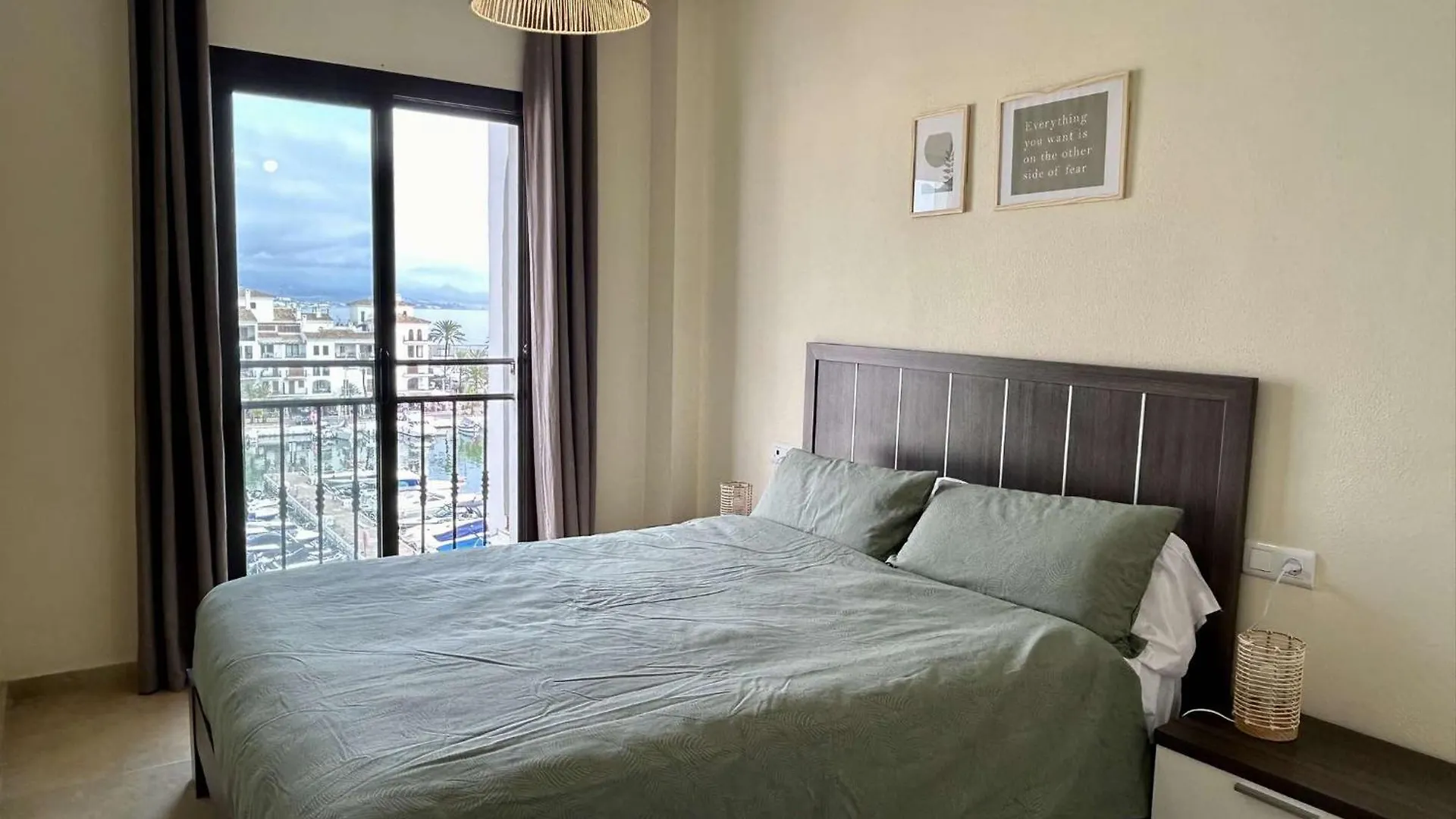 2105-Apt 2 Bedrooms, On The Beach, Port View, Pool مانيلفا إسبانيا