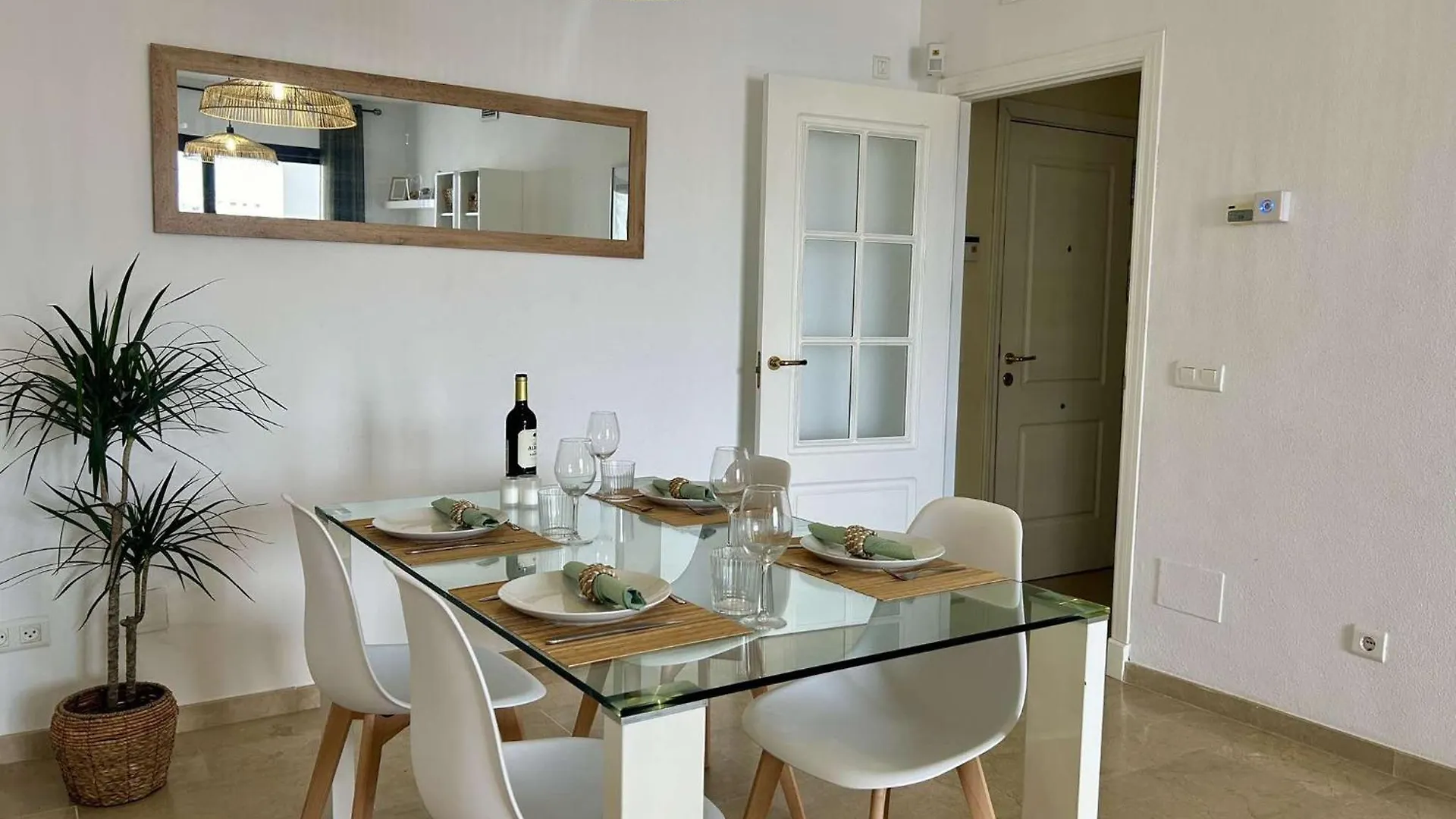 2105-Apt 2 Bedrooms, On The Beach, Port View, Pool مانيلفا 0*,  إسبانيا