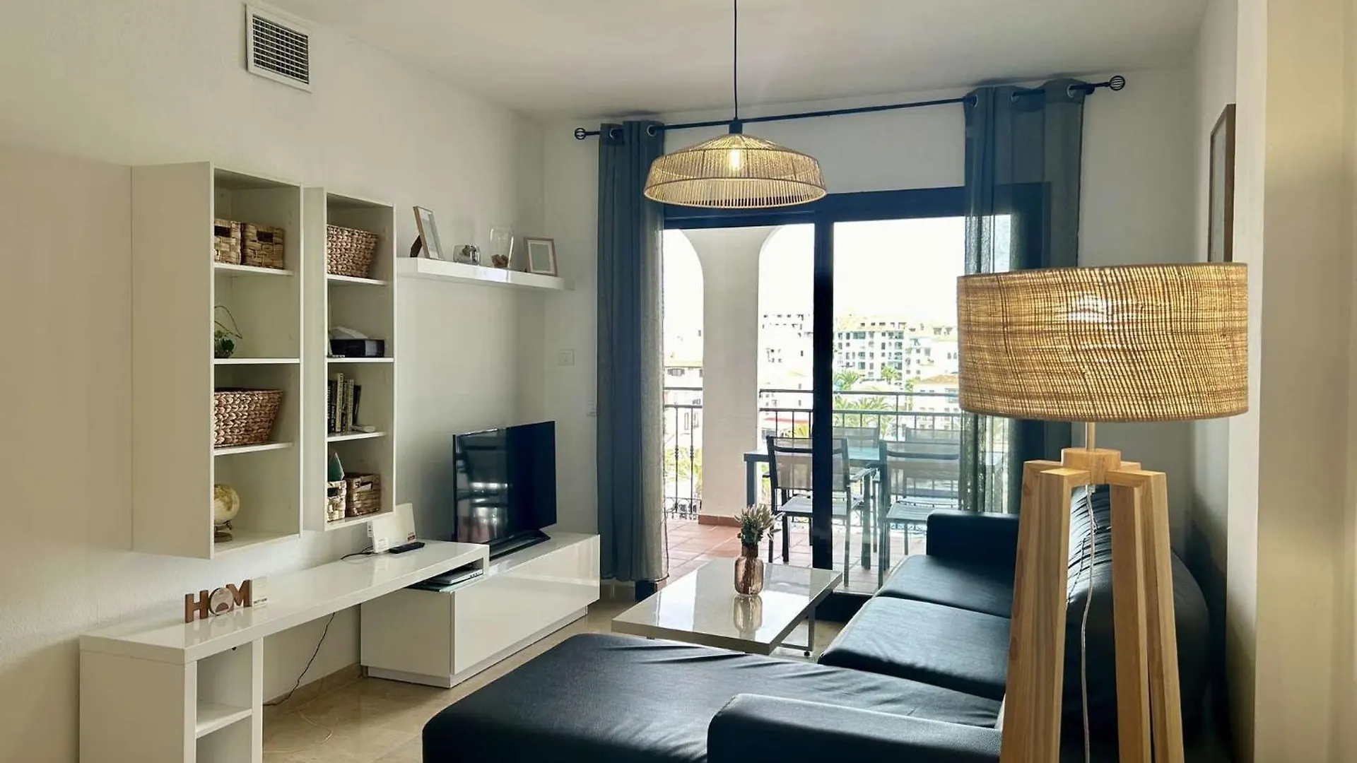 2105-Apt 2 Bedrooms, On The Beach, Port View, Pool مانيلفا شقة