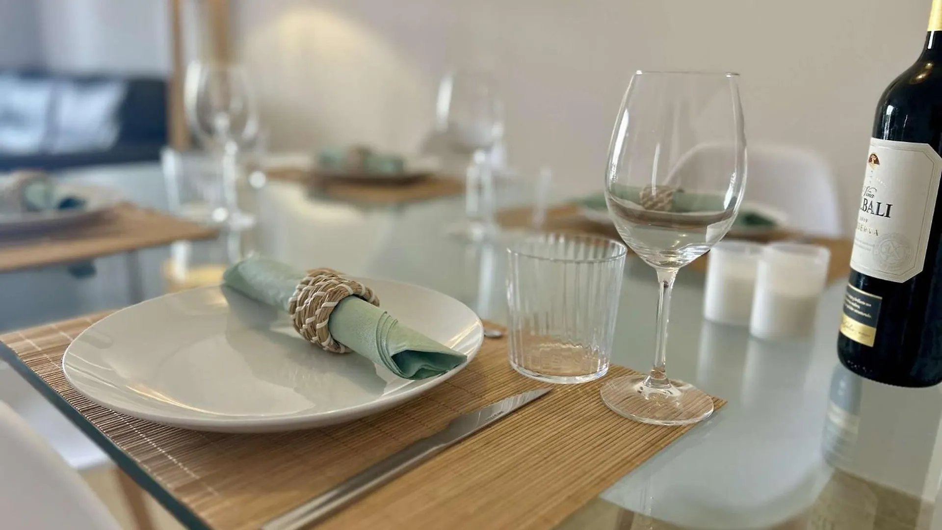 2105-Apt 2 Bedrooms, On The Beach, Port View, Pool مانيلفا شقة