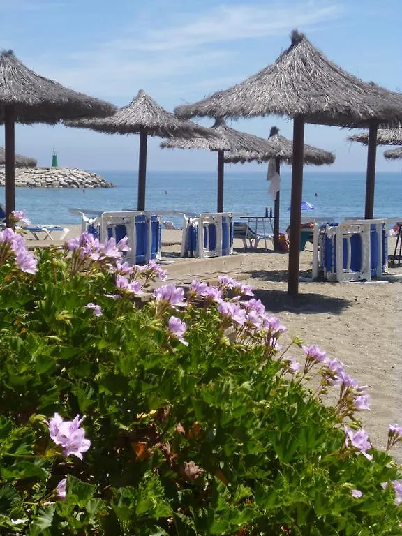 2105-Apt 2 Bedrooms, On The Beach, Port View, Pool مانيلفا